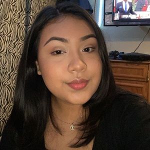 Meet your Posher, Larissa